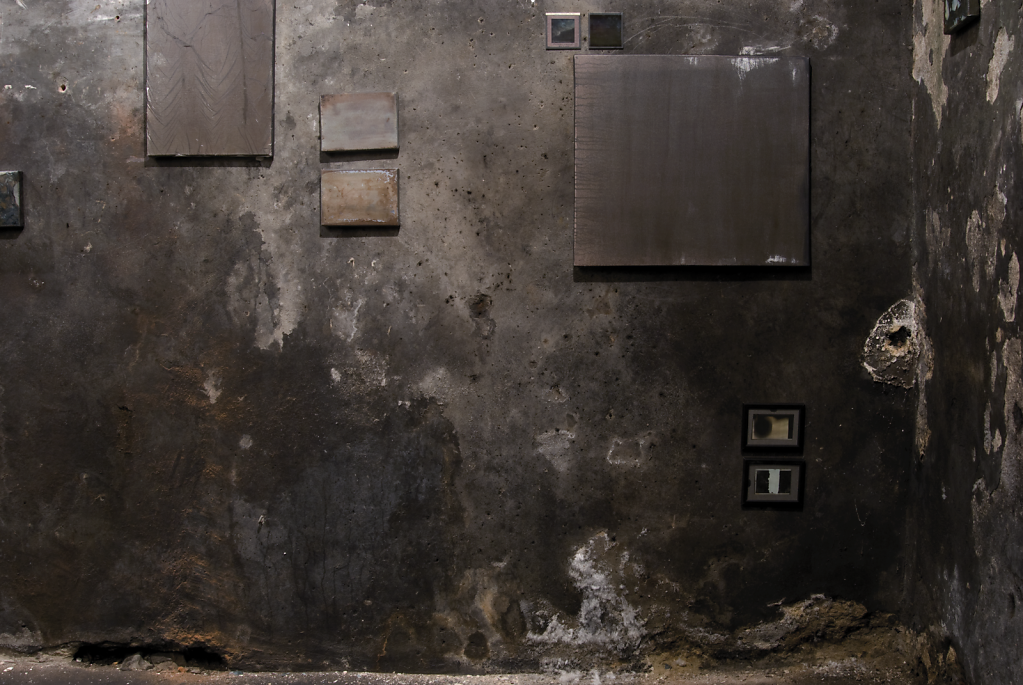 Niwelinskacom-installation-cellar-2013-dark-wall.png